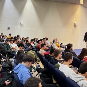 Salón de actos Alan Turing con publico y conferenciante