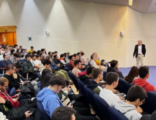 Salón de actos Alan Turing con publico y conferenciante