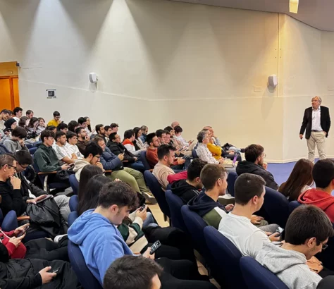 Salón de actos Alan Turing con publico y conferenciante