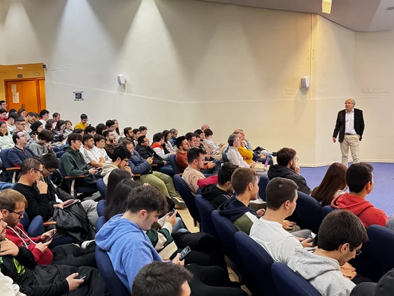 Salón de actos Alan Turing con publico y conferenciante