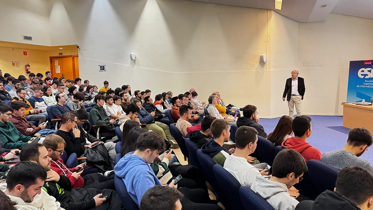 Salón de actos Alan Turing con publico y conferenciante