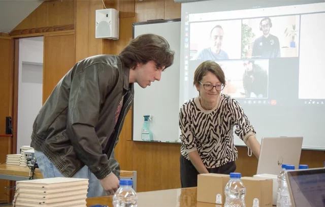 Mentor y mentorizado frente a ordenador