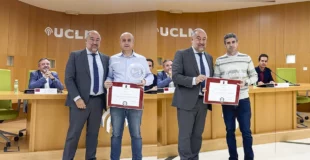 Premiados recogiendo el premio