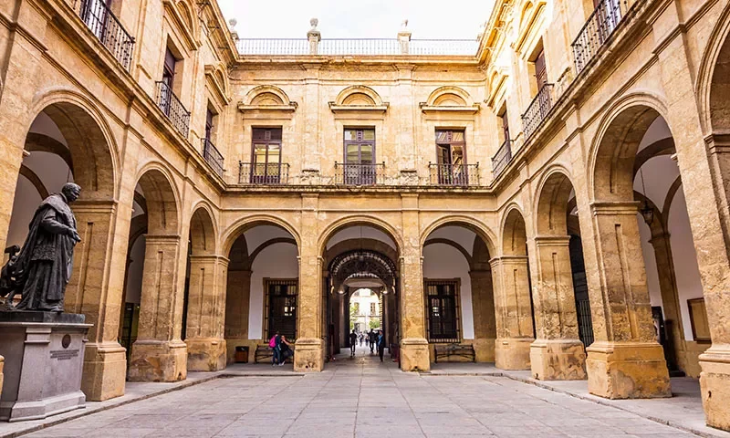 Patio interior del rectorado de Sevilla