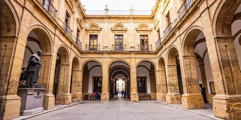 Patio interior del rectorado de Sevilla