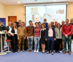 Grupo de compañeros y compañeras acompañando al profesor Carlos Villarrubia