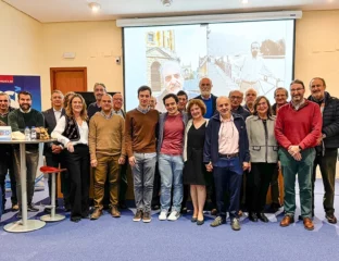 Grupo de compañeros y compañeras acompañando al profesor Carlos Villarrubia