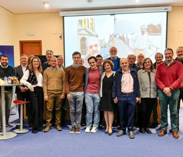 Grupo de compañeros y compañeras acompañando al profesor Carlos Villarrubia