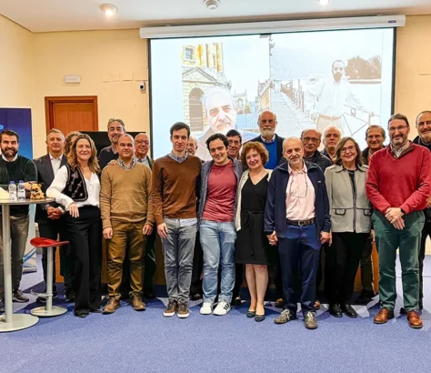 Grupo de compañeros y compañeras acompañando al profesor Carlos Villarrubia