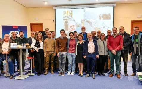 Grupo de compañeros y compañeras acompañando al profesor Carlos Villarrubia