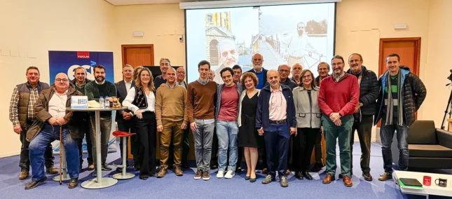 Grupo de compañeros y compañeras acompañando al profesor Carlos Villarrubia