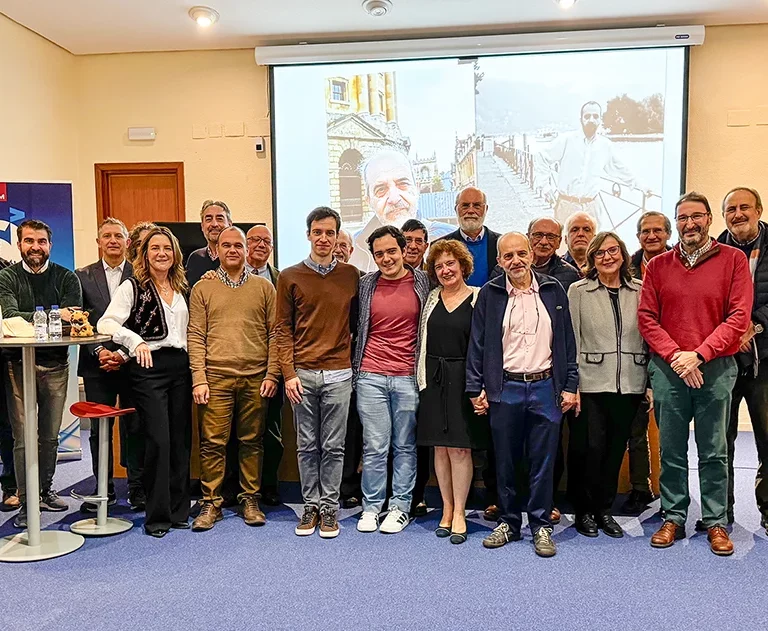 Grupo de compañeros y compañeras acompañando al profesor Carlos Villarrubia