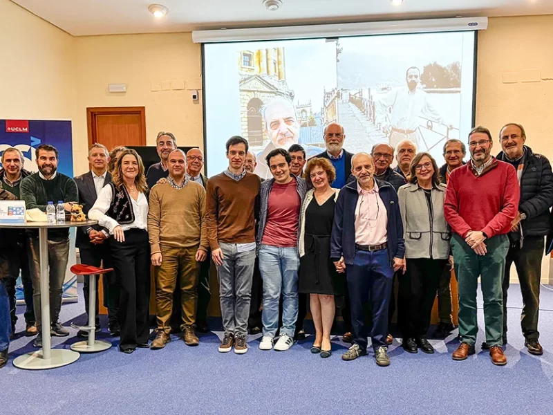 Grupo de compañeros y compañeras acompañando al profesor Carlos Villarrubia