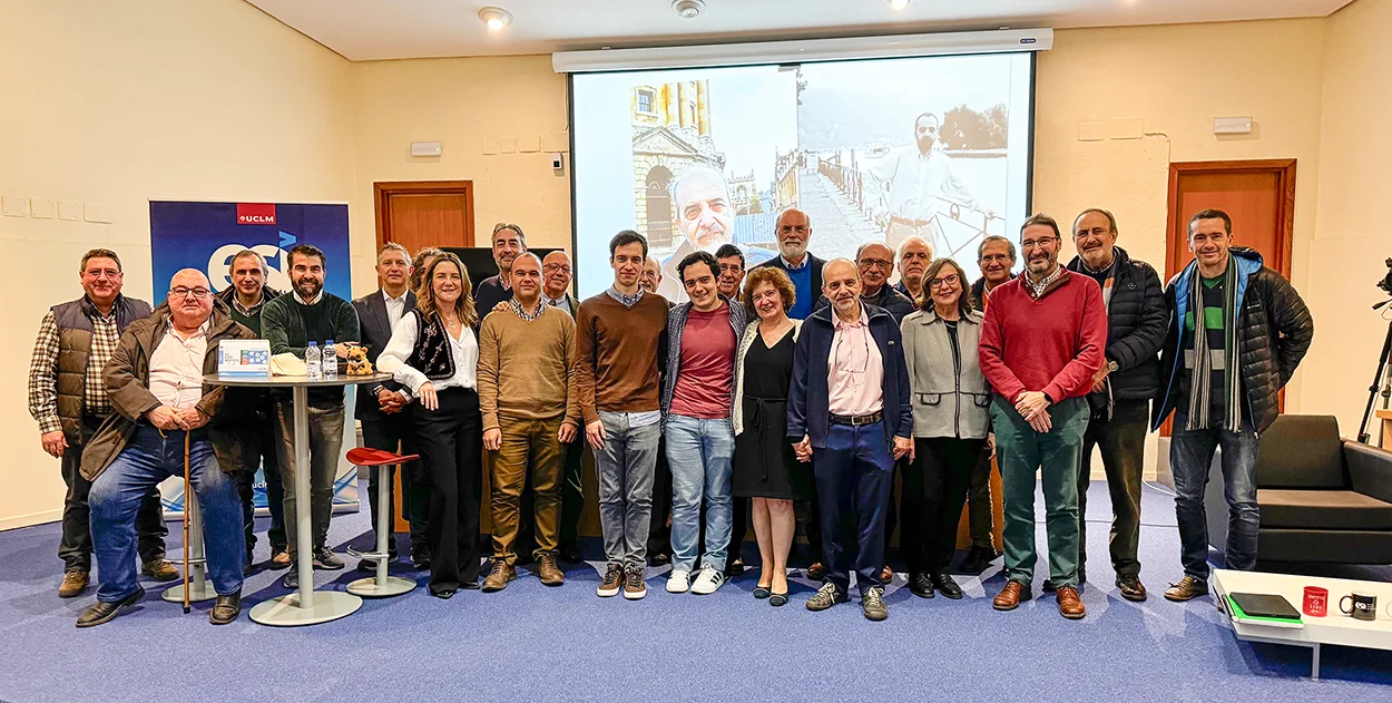 Grupo de compañeros y compañeras acompañando al profesor Carlos Villarrubia