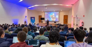 JAvier Cantón durante la charla en la ESI