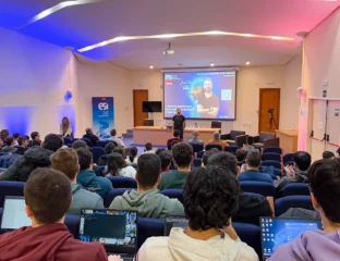 JAvier Cantón durante la charla en la ESI