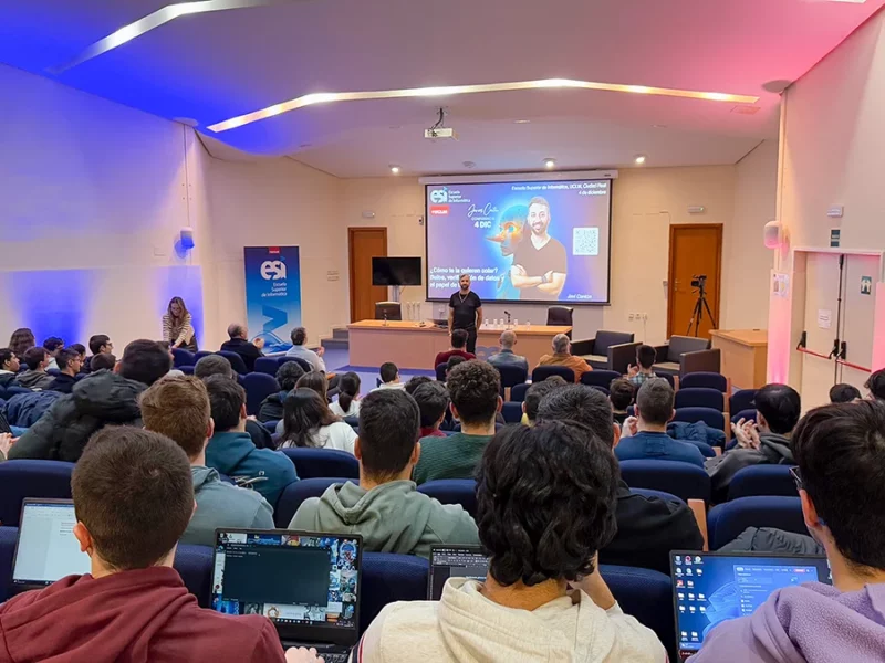 JAvier Cantón durante la charla en la ESI