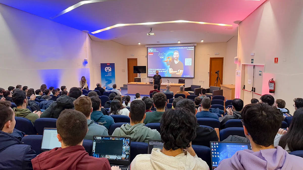 JAvier Cantón durante la charla en la ESI