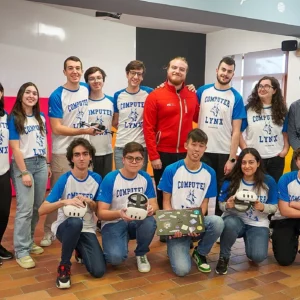 estudiantes de la ESI en un laboratorio