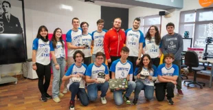 estudiantes de la ESI en un laboratorio