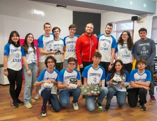 estudiantes de la ESI en un laboratorio