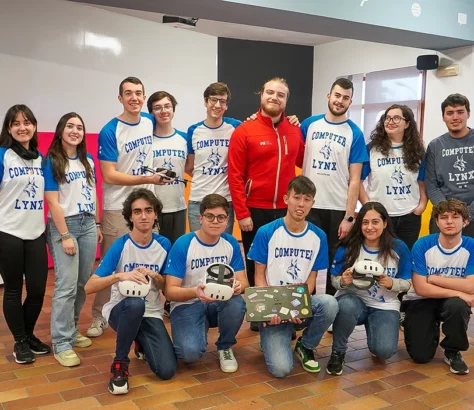 estudiantes de la ESI en un laboratorio