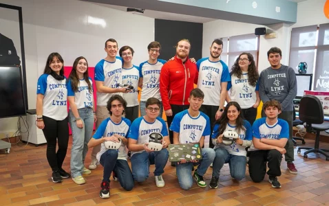 estudiantes de la ESI en un laboratorio