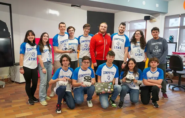 estudiantes de la ESI en un laboratorio