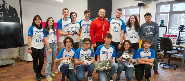 estudiantes de la ESI en un laboratorio