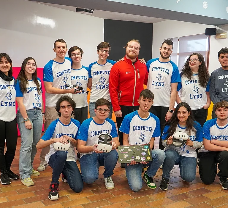 estudiantes de la ESI en un laboratorio