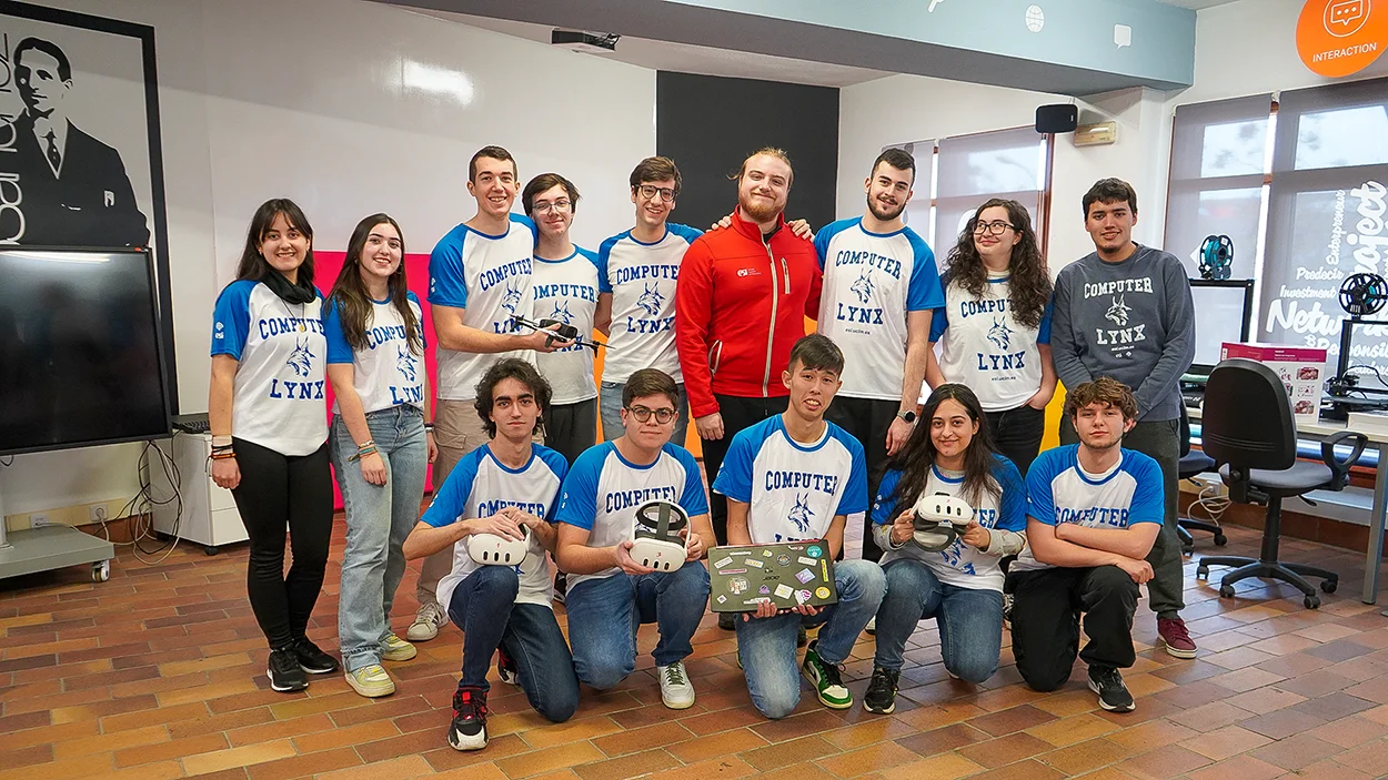 estudiantes de la ESI en un laboratorio