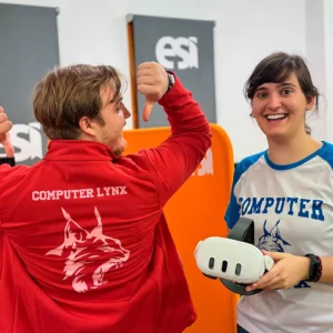 Estudiantes de la ESI en el laboratorio