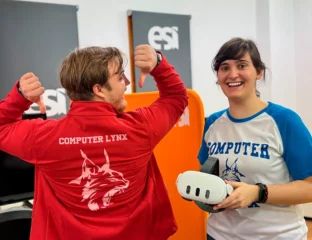 Estudiantes de la ESI en el laboratorio