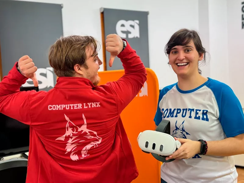 Estudiantes de la ESI en el laboratorio