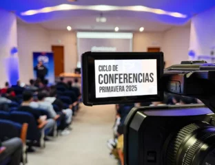 Salón de actos Alan Turing durante una conferencia