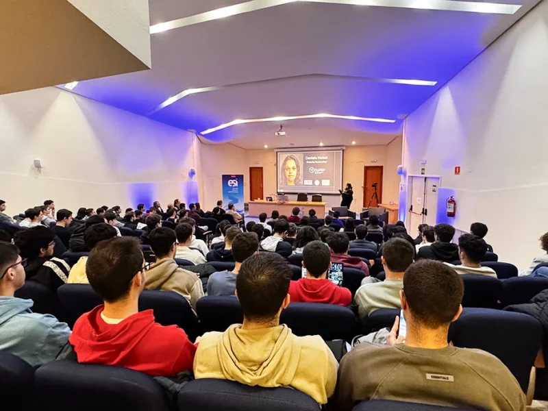 Salón de actos durante la charla de transformación de la ciberseguridad