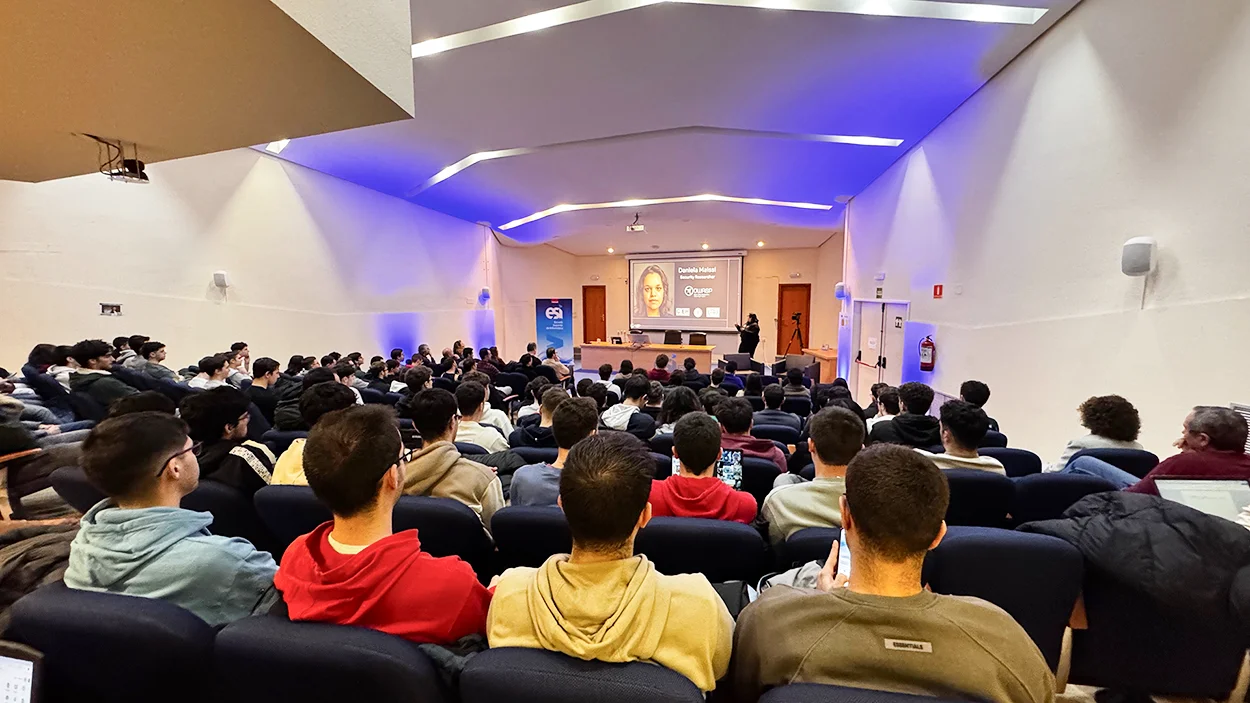 Salón de actos durante la charla de transformación de la ciberseguridad