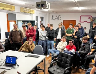 estudiantes en el laboratorio de ciberseguridad