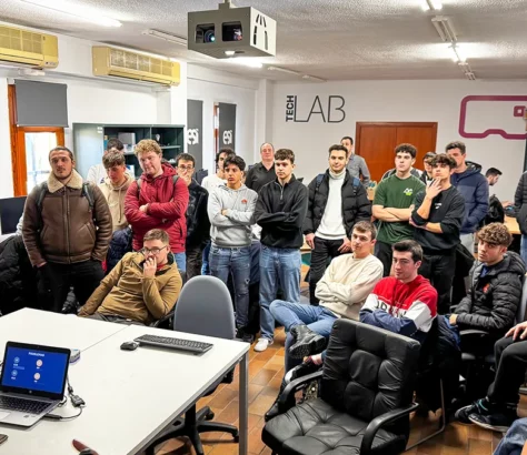 estudiantes en el laboratorio de ciberseguridad