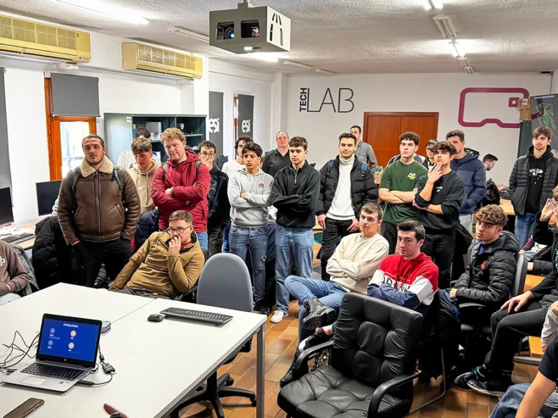 estudiantes en el laboratorio de ciberseguridad