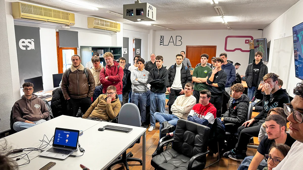 estudiantes en el laboratorio de ciberseguridad