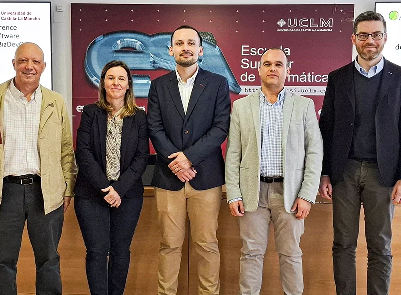 Guillermo Fuentes junto al tribunal de la tesis y directores