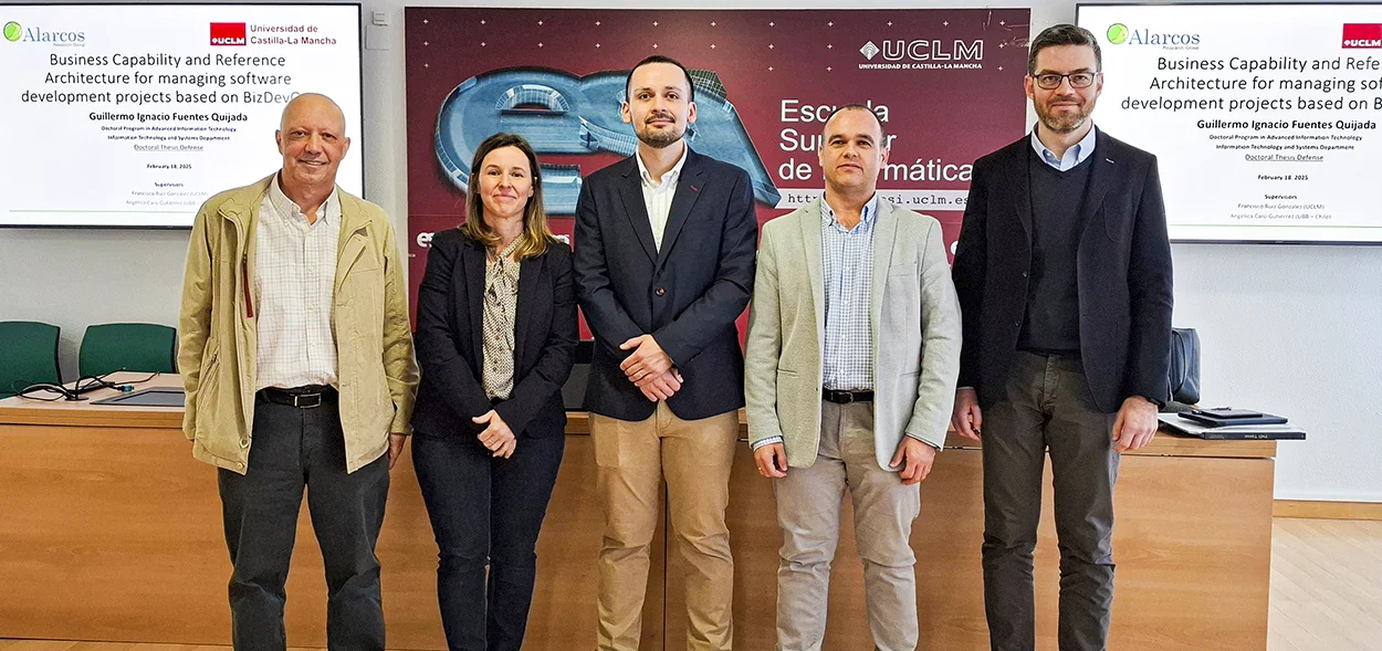 Guillermo Fuentes junto al tribunal de la tesis y directores