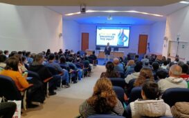 jornada de puertas abiertas en la ESI, salón de actos con las familias