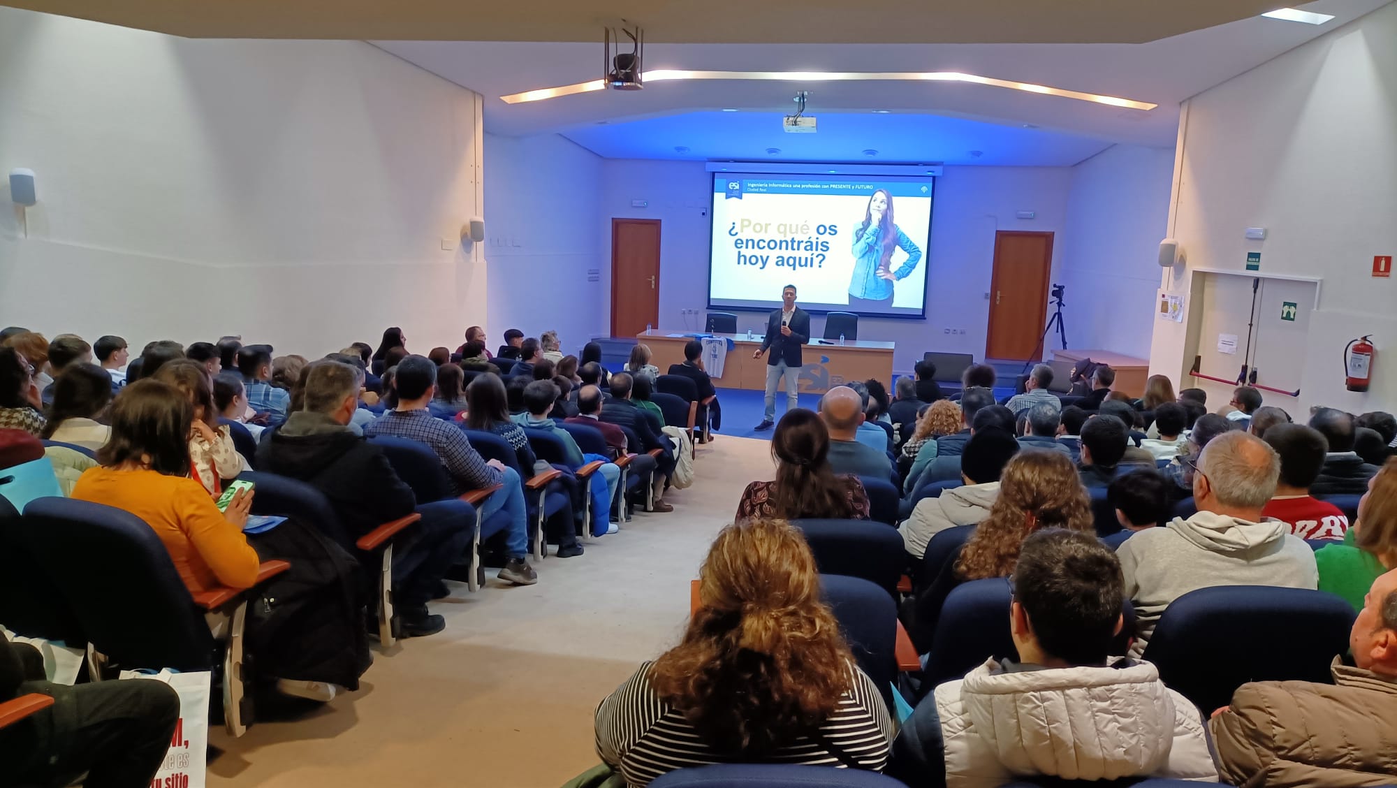 jornada de puertas abiertas en la ESI, salón de actos con las familias