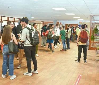estudiantes en el hall de la esi