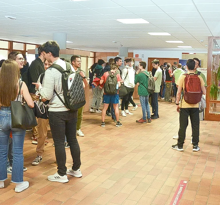 estudiantes en el hall de la esi