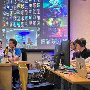 jugadores jugando las finales de e-sports