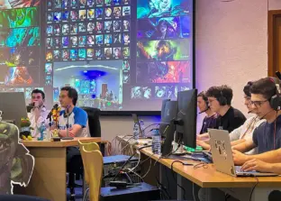 jugadores jugando las finales de e-sports