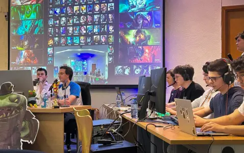 jugadores jugando las finales de e-sports